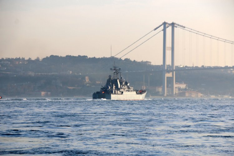 Rus savaş gemisi Boğaz'dan ge&ccedil;ti