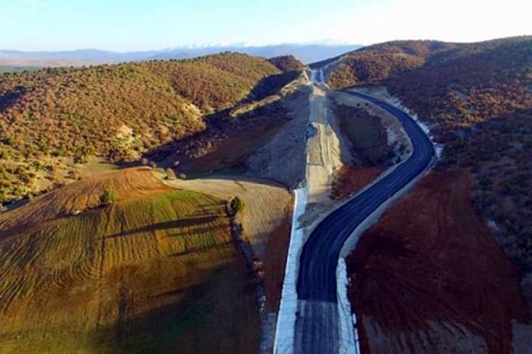 Heyelan nedeniyle kapanan yolun yanına yeni yol yapıldı