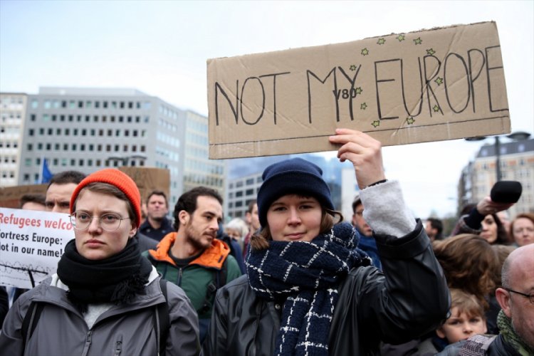 AB'nin ve Yunanistan'ın g&ouml;&ccedil; politikaları protesto edildi