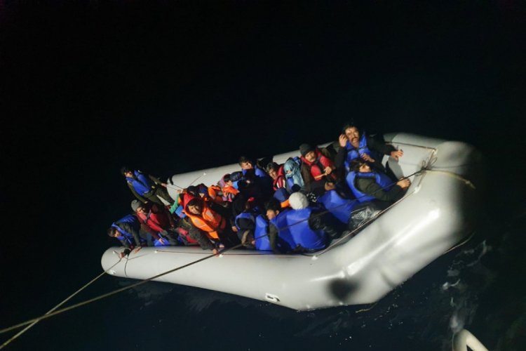 Denizin ortasında kalan 130 g&ouml;&ccedil;men kurtarıldı