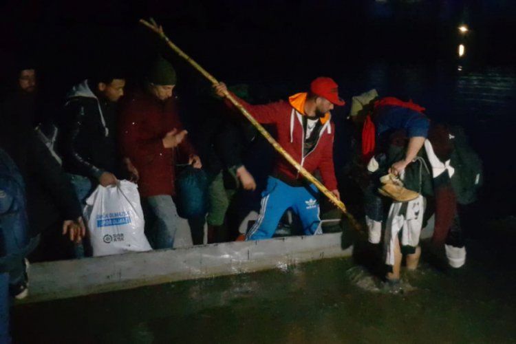 Yunanistan'a ge&ccedil;en g&ouml;&ccedil;menlerin kayık kavgası
