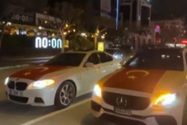 Bursa'da 500'e yakın ara&ccedil; İdlib şehitleri i&ccedil;in bir araya geldi