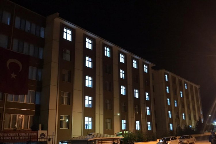 Osmaniye'de &ouml;ğrenciler yurdun ışıklarıyla TSK yazdı