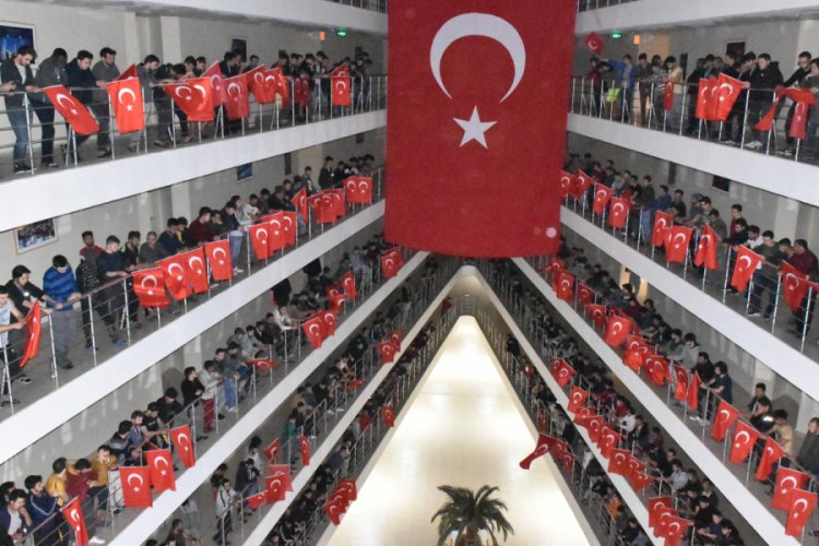 T&uuml;rk Bayrakları ile Mehmet&ccedil;iğe destek oldular