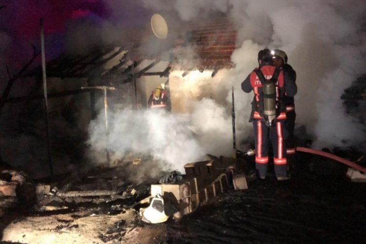 Gecekondu yangınında 6 kişi dumandan etkilendi
