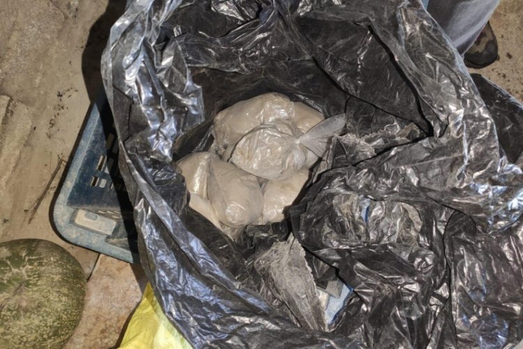 Arpa &ccedil;uvallarının altından 4,5 kilo eroin &ccedil;ıktı