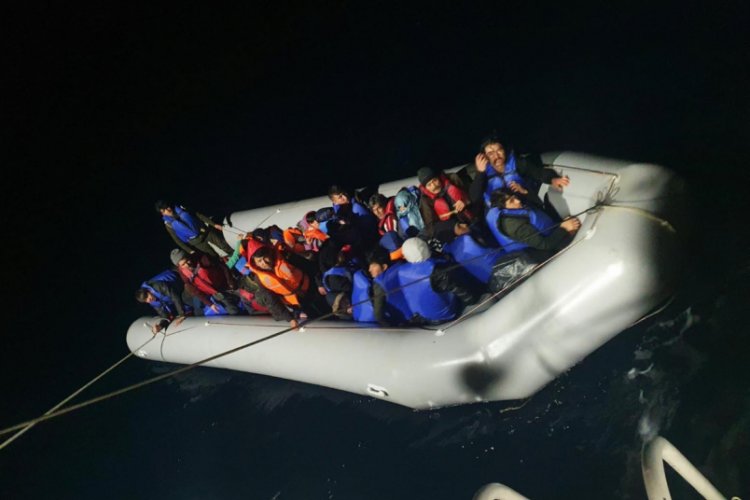 Denizde mahsur kalan 130 g&ouml;&ccedil;men kurtarıldı