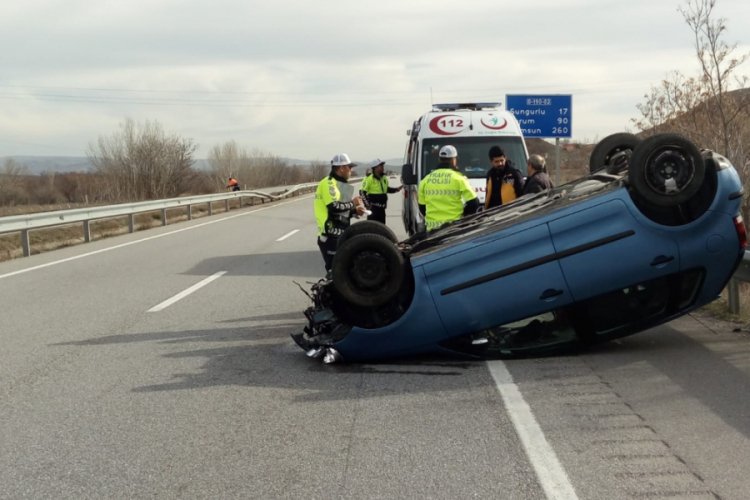 Bariyerlere &ccedil;arpan otomobil takla attı
