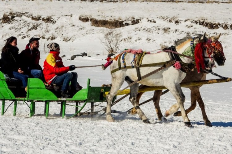 &Ccedil;ıldır G&ouml;l&uuml;, turistlerin ilgisini &ccedil;ekiyor