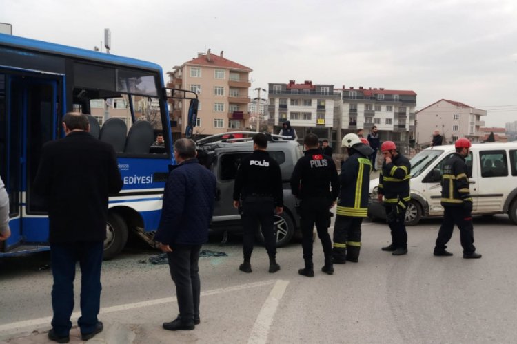 &Ouml;ğrenci midib&uuml;s&uuml; ile hafif ticari ara&ccedil; &ccedil;arpıştı: 27 yaralı