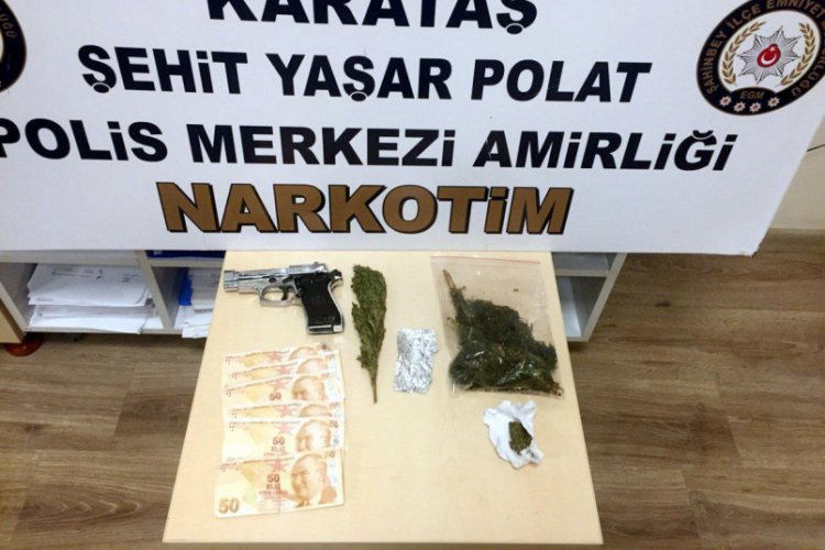 Esrarı klozete d&ouml;kerken yakalandı