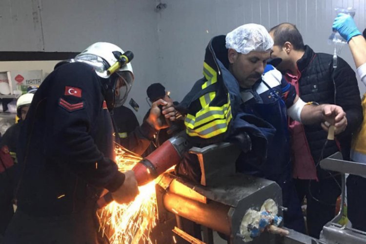 Kolunu tereyağı makinesine kaptırdı
