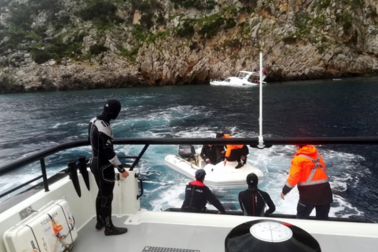 Marmaris'te su alan teknedeki 3 kişi kurtarıldı