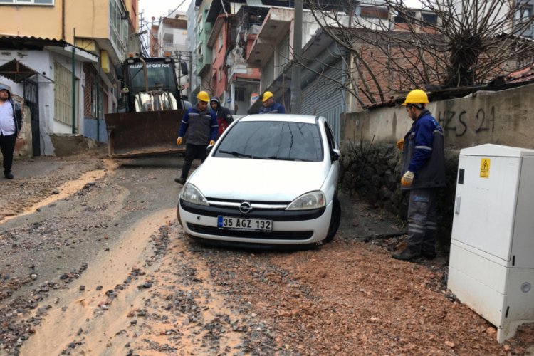 İzmir'de yağmurda asfalt &ccedil;&ouml;kt&uuml;, ara&ccedil;lar &ccedil;ukura d&uuml;şt&uuml;