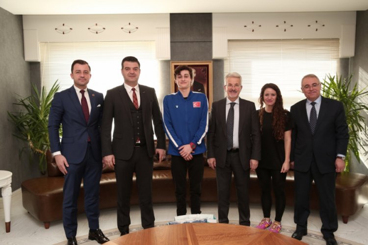 Bursa Nil&uuml;fer Belediye Başkanı Erdem'den gen&ccedil; y&uuml;z&uuml;c&uuml; Turnalı'ya başarı dileği
