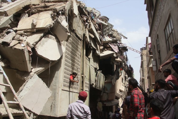 Pakistan'da 5 katlı bina &ccedil;&ouml;kt&uuml;: 3 &ouml;l&uuml;, 22 yaralı
