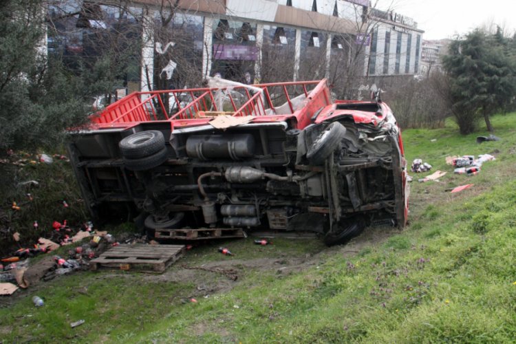 Kamyonet şarampole yuvarlandı