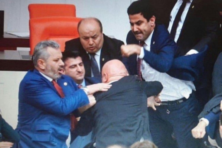 Engin &Ouml;zko&ccedil;'a yumruk atan vekilin eli &uuml;&ccedil; par&ccedil;alı kırıldı