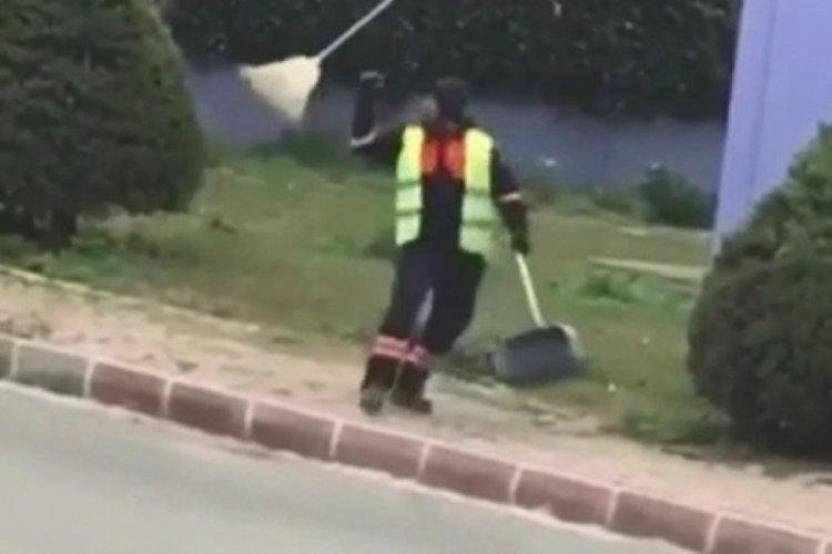 S&uuml;p&uuml;rgesiyle dans ederek &ccedil;&ouml;p toplayan iş&ccedil;i g&uuml;l&uuml;msetti