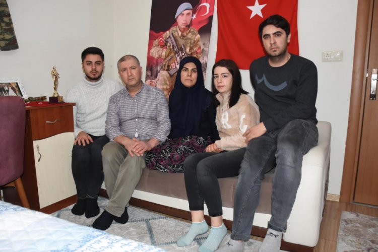 Şehit askerin annesine g&ouml;nderdiği mesajlar y&uuml;rek burktu