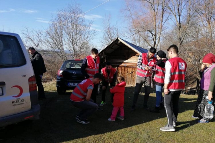 Evi yanan aileye T&uuml;rk Kızılayı yardım etti