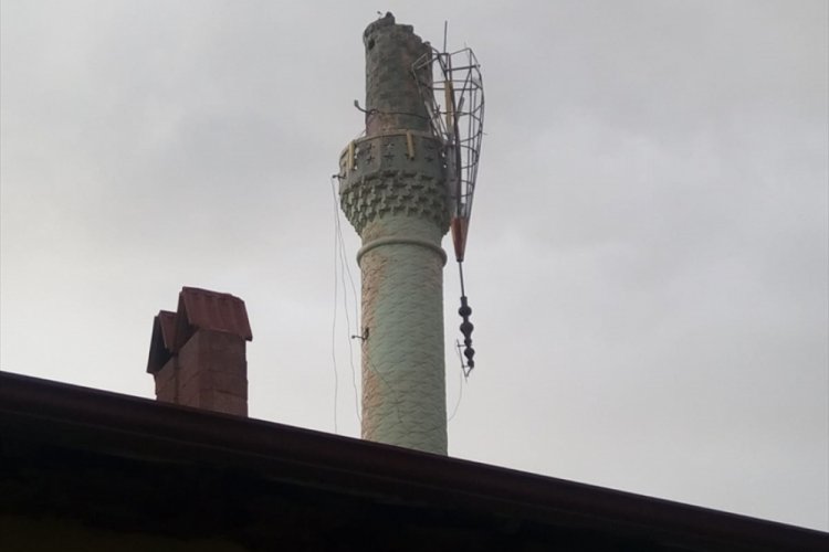 Şiddetli r&uuml;zgar nedeniyle cami minaresinin k&uuml;lahı yerinden s&ouml;k&uuml;ld&uuml;