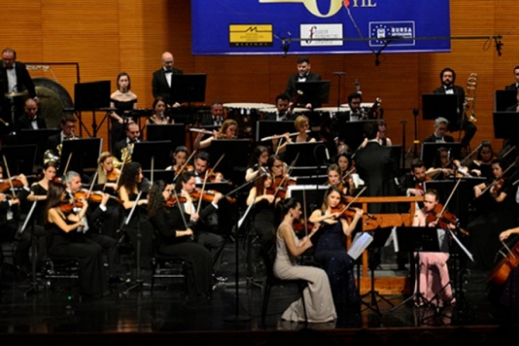 Bursa'da "D&uuml;nya Emek&ccedil;i Kadınlar G&uuml;n&uuml;" konseri d&uuml;zenlendi