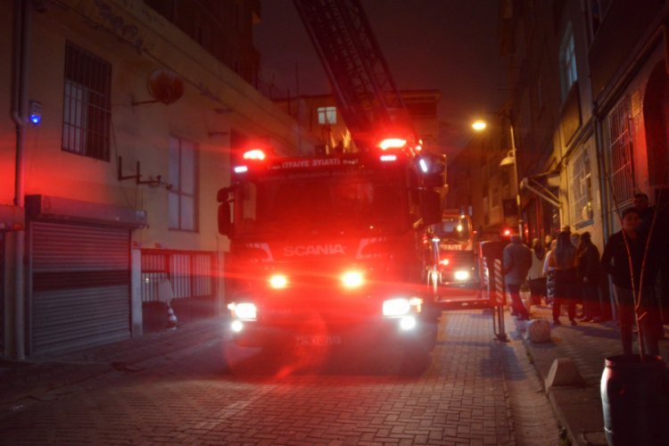 Yangın &ccedil;ıkan binada vatandaşlar mahsur kaldı