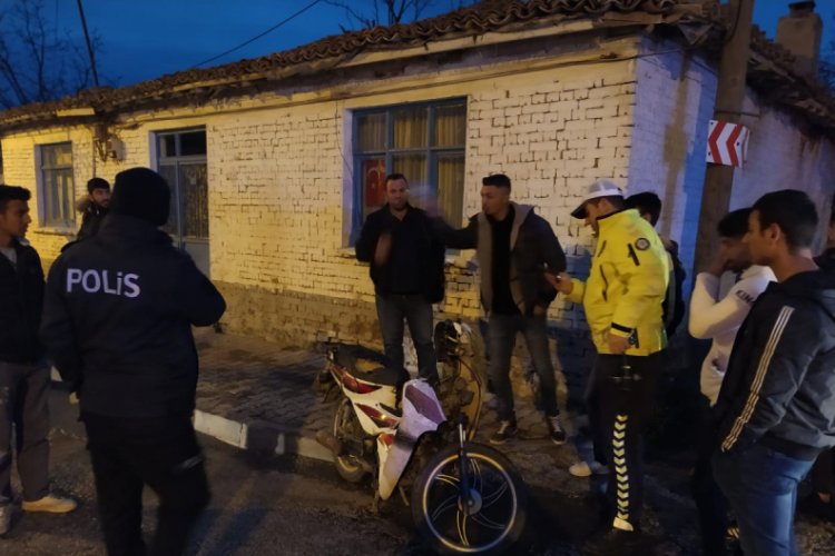 Otomobile &ccedil;arpan motosikletli yaralandı