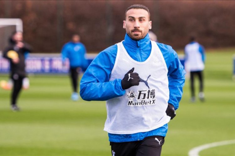 Milli futbolcu Cenk Tosun &ouml;n &ccedil;apraz bağlarından ameliyat edilecek