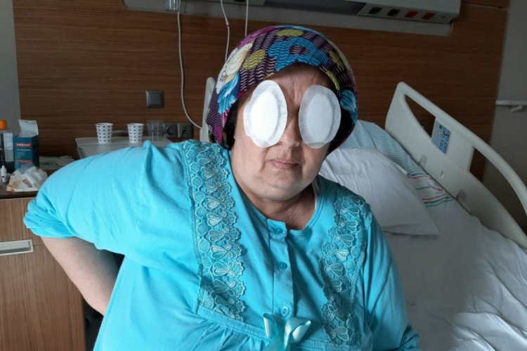 Hastanedeki oda arkadaşı g&ouml;zlerini oydu!