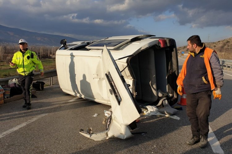 Cenazeye giden minib&uuml;s takla attı