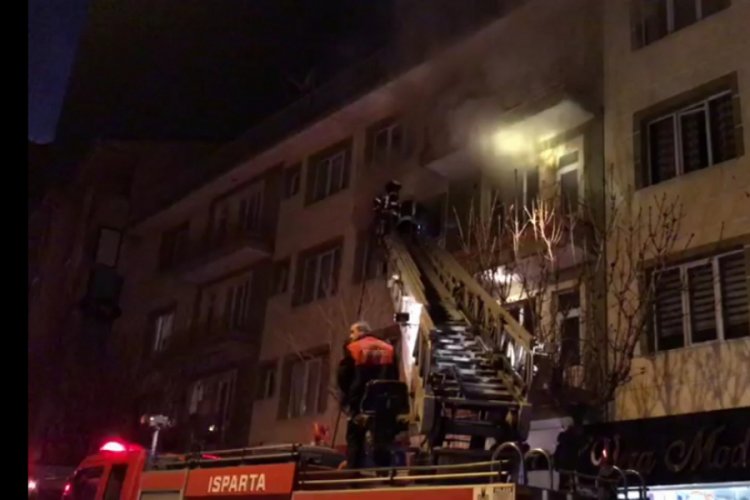 &Ouml;ğrencilerin kaldığı apartta yangın paniği