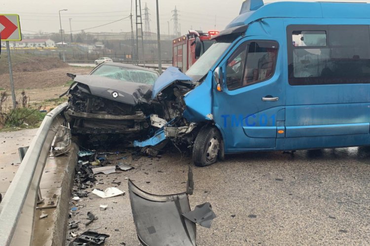 Otomobil yolcu minib&uuml;s&uuml;yle &ccedil;arpıştı: 12 yaralı