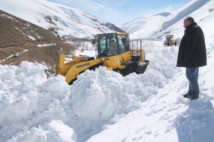 &Ccedil;ığ nedeniyle kapanan yol ulaşıma a&ccedil;ıldı
