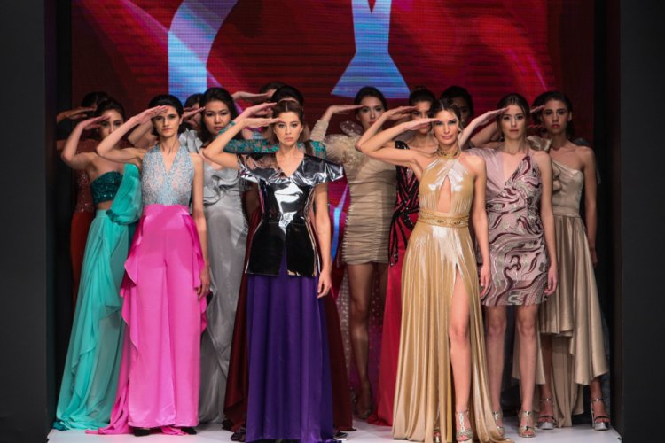 Antalya Fashion Week'te Mehmet&ccedil;iğe asker selamlı destek
