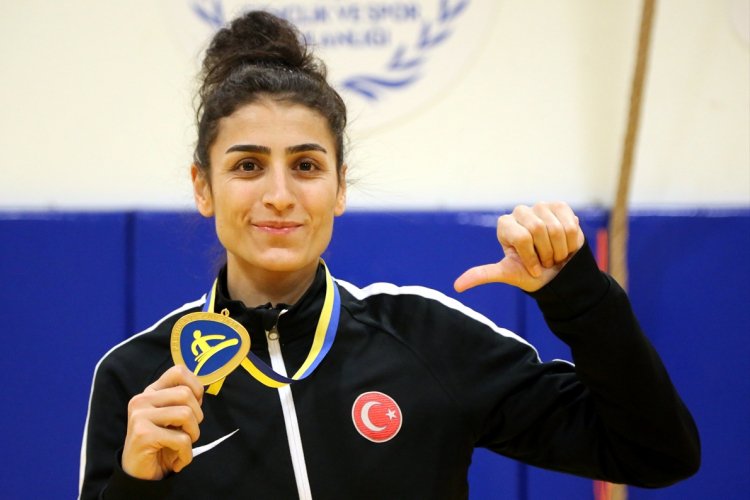 Bursalı milli tekvandocu İlg&uuml;n'&uuml;n g&ouml;z&uuml; Tokyo'da birincilik k&uuml;rs&uuml;s&uuml;nde