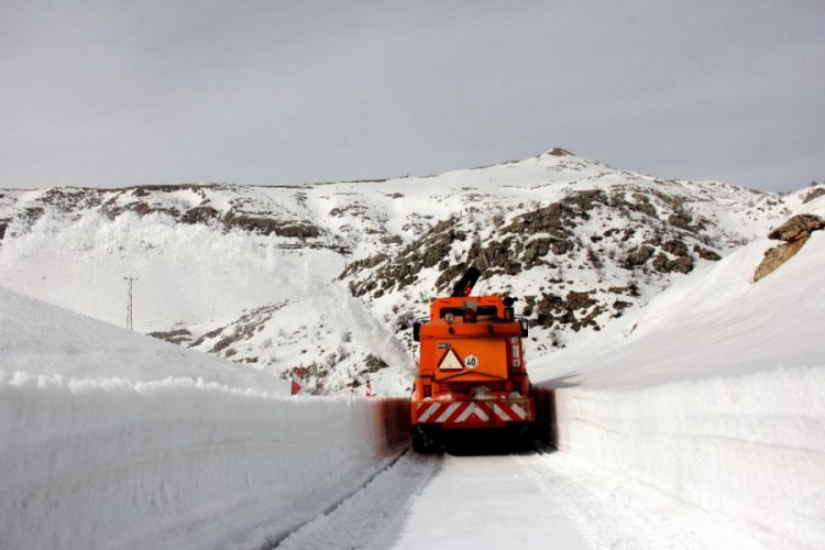 Nemrut Dağı'nın kar nedeniyle kapanan yolu a&ccedil;ılıyor