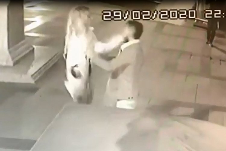 Gen&ccedil; kadın, tartıştığı erkeği defalarca tokatladı