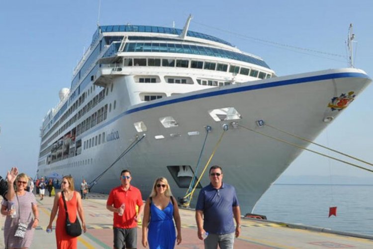 Kuşadası'na ilk kruvaziyer gemisi geldi