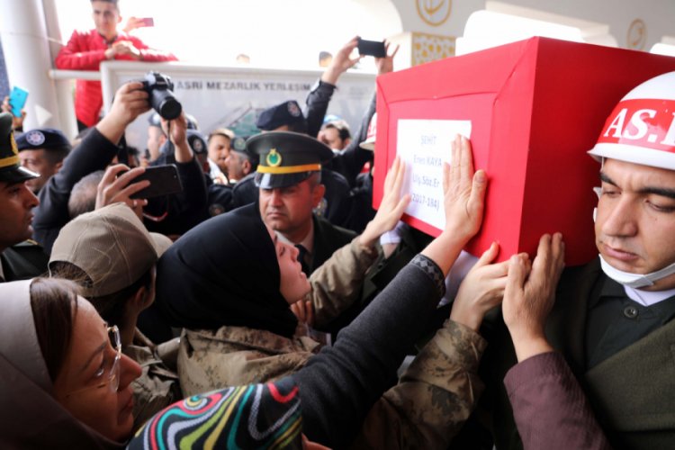 İdlib şehidi s&ouml;zleşmeli er toprağa verildi