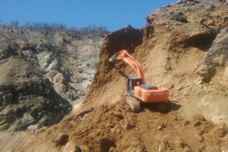 Heyelan k&ouml;y yolunu ulaşıma kapattı