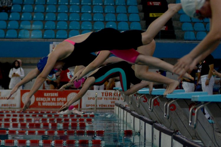 G&ouml;rme engelli sporcular madalya i&ccedil;in kula&ccedil; attı