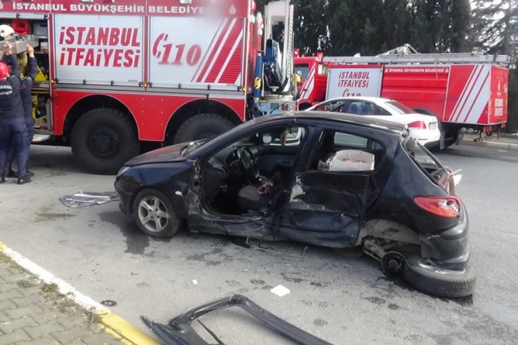 İki otomobil birbirine girdi