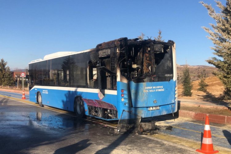 &Ouml;ğrencileri taşıyan halk otob&uuml;s&uuml;nde yangın paniği