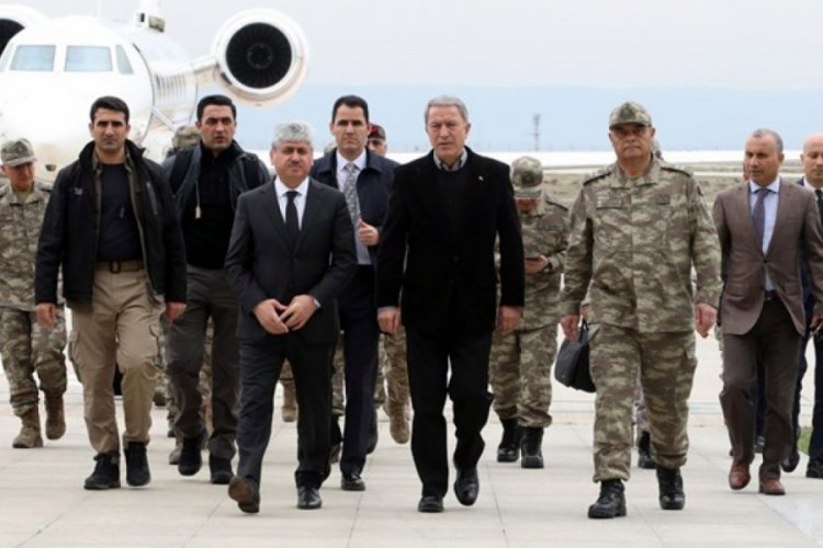 Bakan Akar, sınırda incelemelerde bulundu