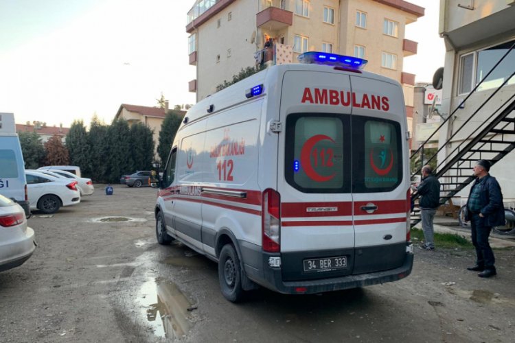 Yangın merdiveninden d&uuml;şen kadın yaralandı