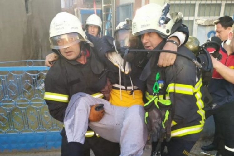 Yangında mahsur kalan engelli kişi ile annesini itfaiye kurtardı