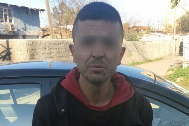 Hırsızlık yaparken bir eliyle de y&uuml;z&uuml;n&uuml; kapattı