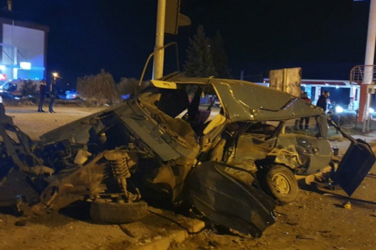 Hafif ticari ara&ccedil;la otomobil kafa kafaya &ccedil;arpıştı